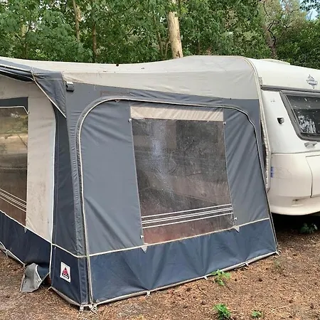 مكان تخييم Przyczepy - Osrodek Na Klifie Village - Helska 11