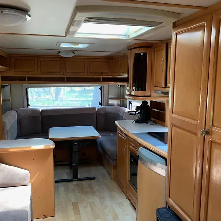 مكان تخييم Przyczepy - Osrodek Na Klifie Village - Helska 11 *