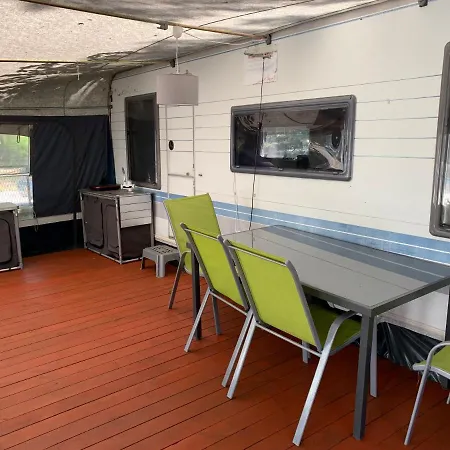 مكان تخييم Przyczepy - Osrodek Na Klifie Village - Helska 11 *